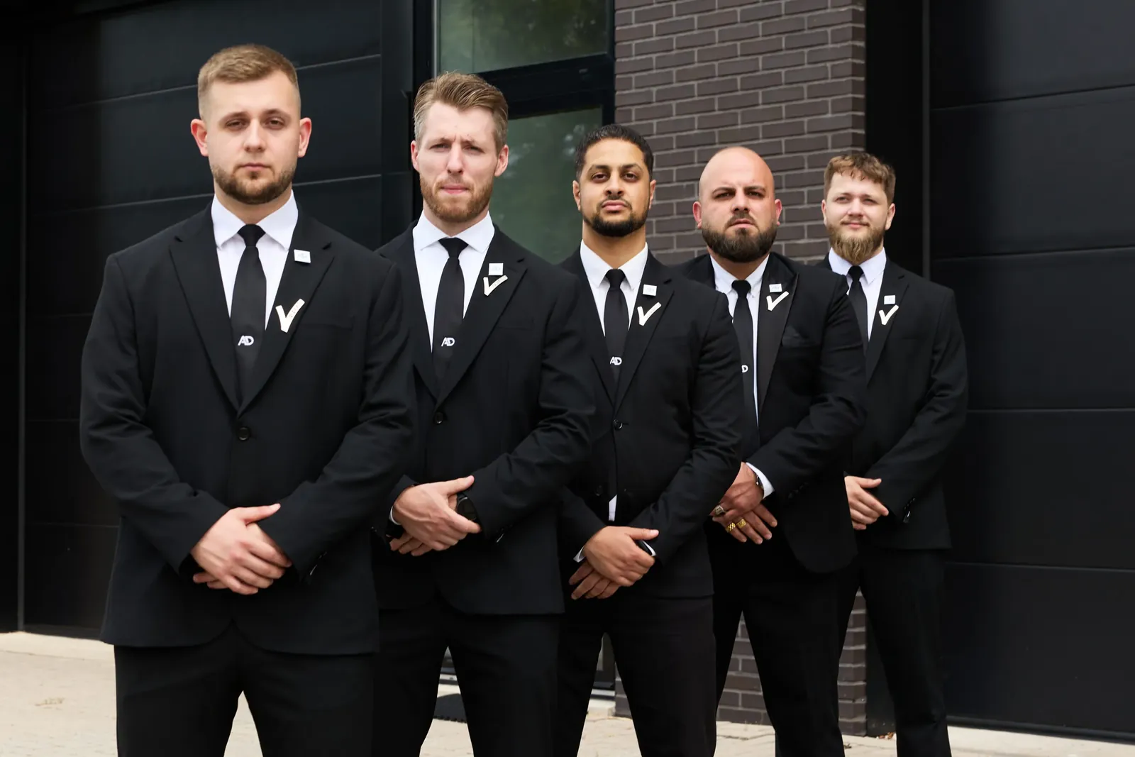 Team gastheren van All Day Services in pak voor professionele en gastvrije gastheerservice