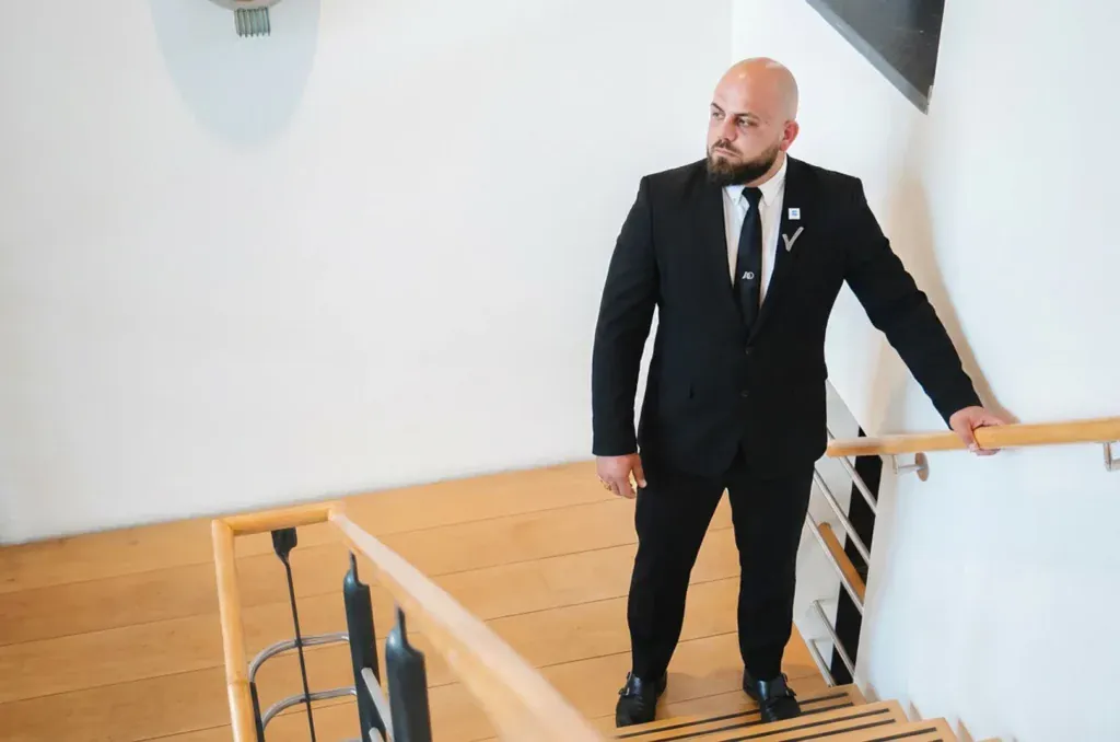 Beveiliger van All Day Services houdt binnen toezicht tijdens objectbeveiliging van een pand