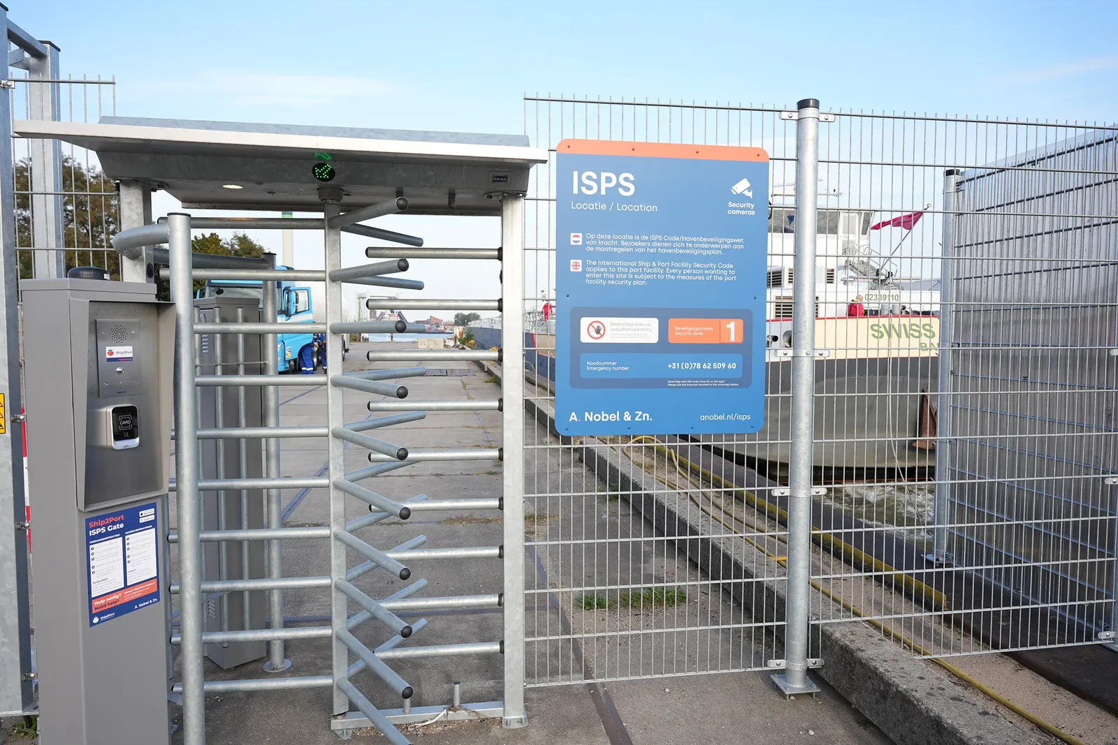 ISPS-toegangspoort met tourniquet in de haven beveiligd door All Day Services havenbeveiliging